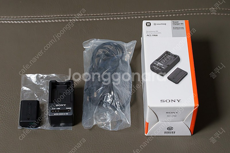 소니 ACC-TRW 정품충전기 배터리 (NP-FW50) 세트 팝니다--0
