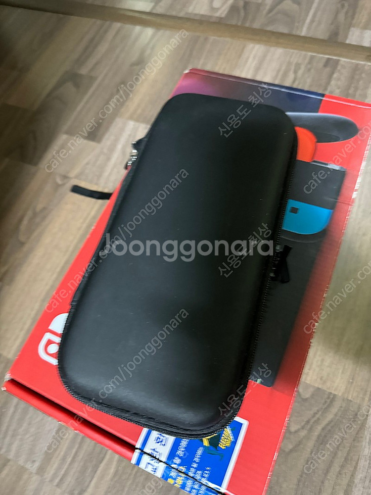 닌텐도 스위치 배터리 개선판 판매(19년 8월 일렉트로마트구매,여분 강화유리 필름 1장,보관 케이스 포함)--1