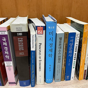 경제 서적(국제 경제학, 통계, 미시 경제 등), 역사 서적(펠로폰네소스 전쟁사 등) 및 그 외 서적 싸게 팔아요