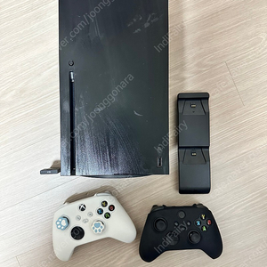 XBOX Series X (XSX) 및 무선 컨트롤러 2개 + 충전 팩 팝니다