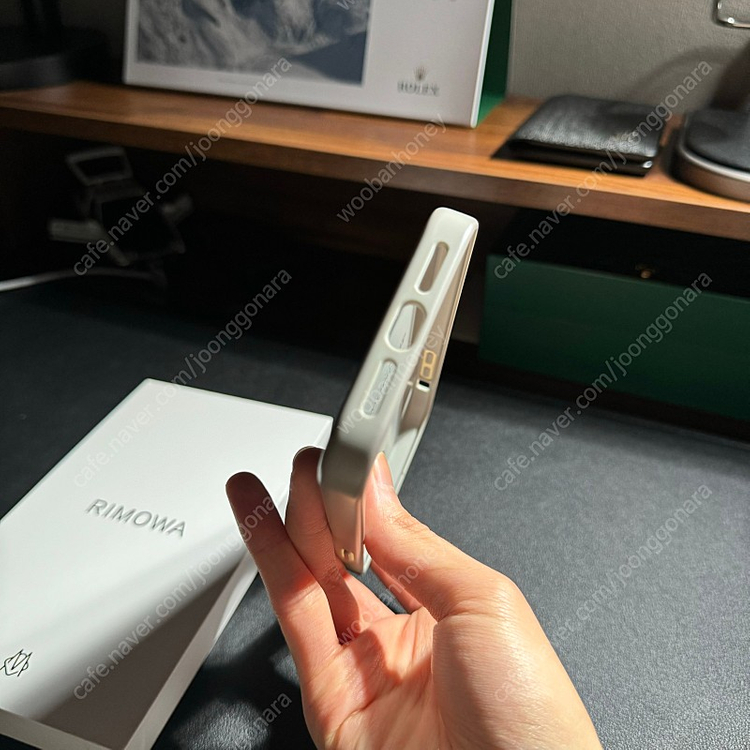 리모와(Rimowa) 아이폰 15 프로맥스 케이스 이미지