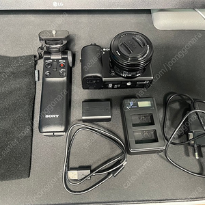 Sony zv e10 카메라 번들렌즈 정품 배터리,그립 판매합니다!