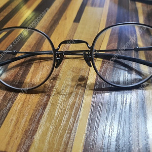 르노안경과 디자인 비슷한 바이너리알로이 안경611 건메탈 색상(진그레이) 싸게 처분합니다.