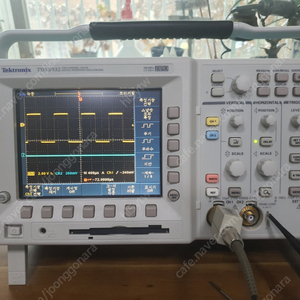 Tektronix TDS3032 Digital Phosphor OscilloscopeTDS3032