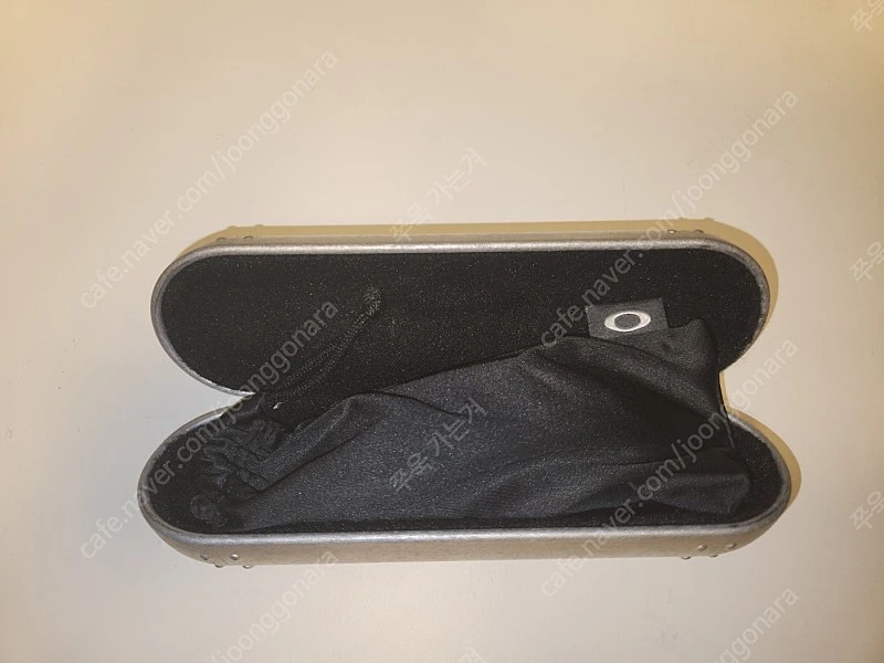 오클리 Oakley E Wire 2.0 Bronze Iridium / 메탈 케이스 이미지