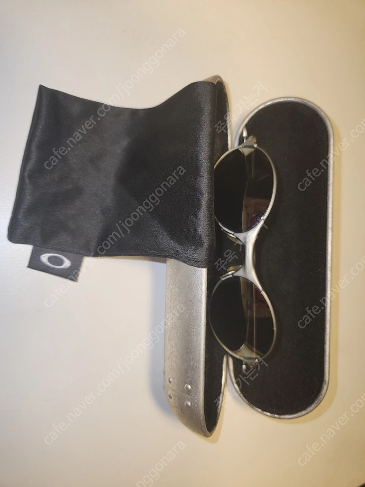 오클리 Oakley E Wire 2.0 Bronze Iridium / 메탈 케이스 이미지