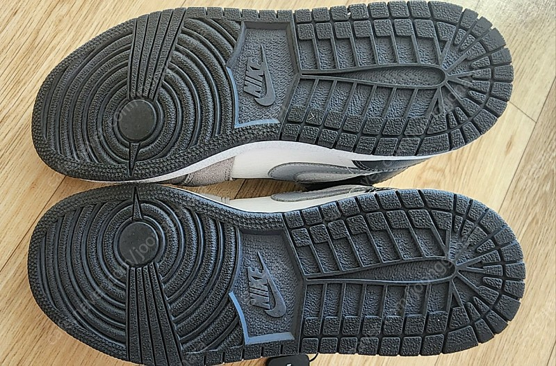 나이키 조던 1 미드 여성 운동화 225사이즈--4