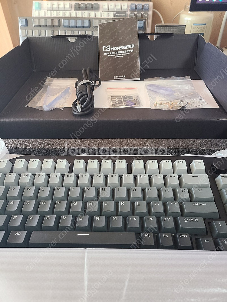 몬스긱(Monsgeek) m1w 블랙 크림옐로우축 유무...--3