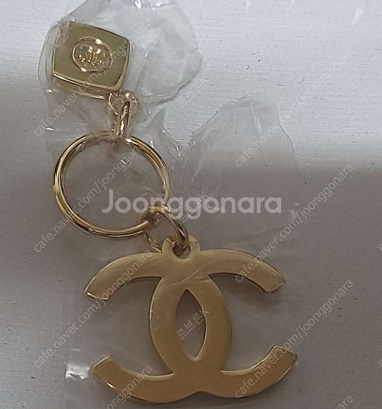 샤넬 홀리데이 로고 참 키링--1