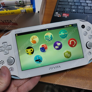 PS VITA PCH-2005 라이트블루/화이트 팝니다.