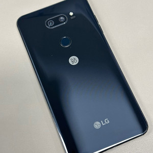 LG V30 블랙색상 64기가 터치정상 게임용 미세파손 4만원에 판매합니다