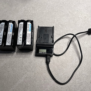 소니 호환 NP-F550/F570 6000mAh 배터리 2개 + 충전기 3.5