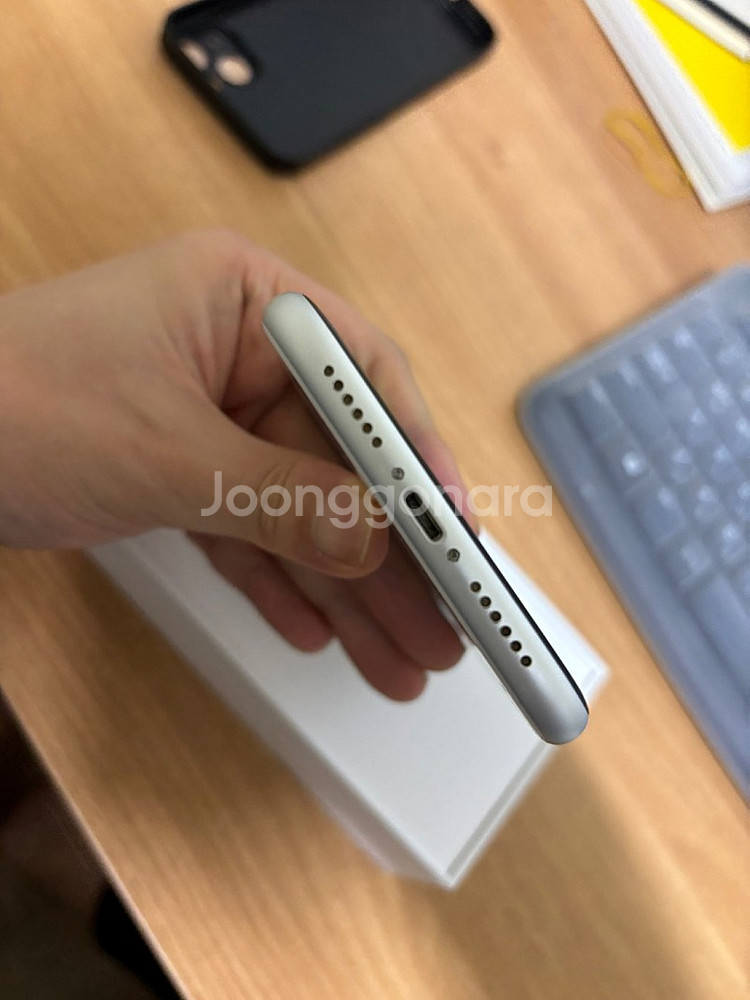 아이폰xr 64gb 화이트 18만원에 팝니다.--1