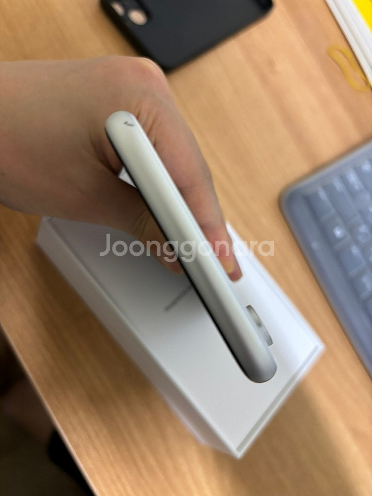 아이폰xr 64gb 화이트 18만원에 팝니다.--2