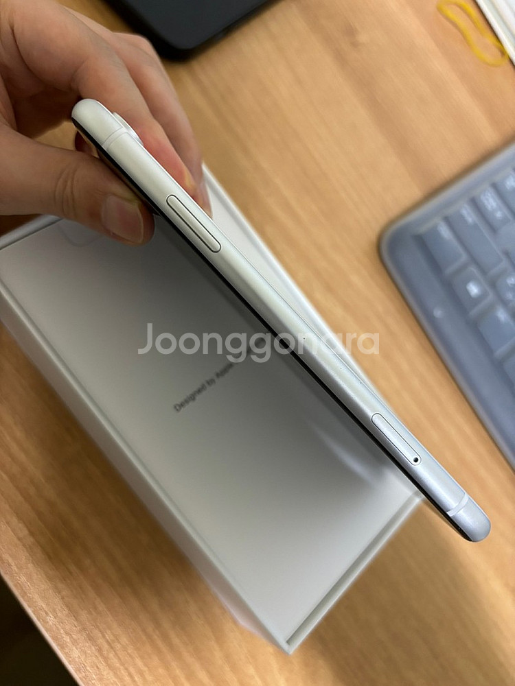 아이폰xr 64gb 화이트 18만원에 팝니다.--3
