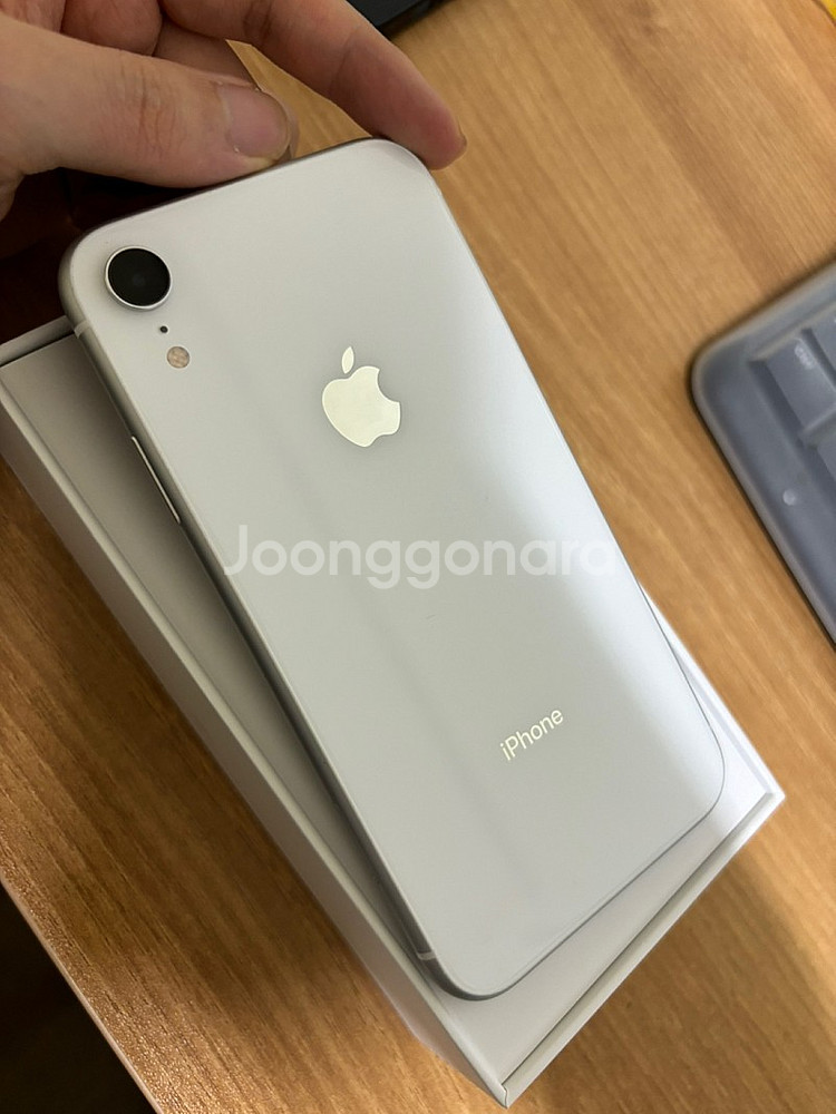 아이폰xr 64gb 화이트 18만원에 팝니다.--4
