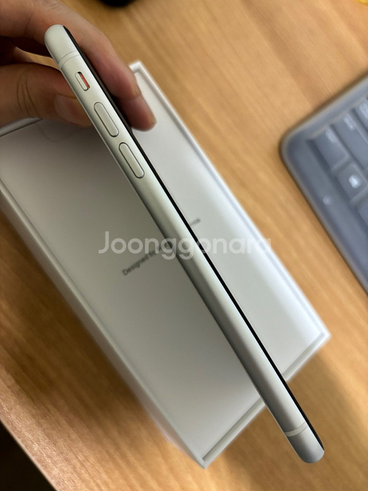 아이폰xr 64gb 화이트 18만원에 팝니다.--5