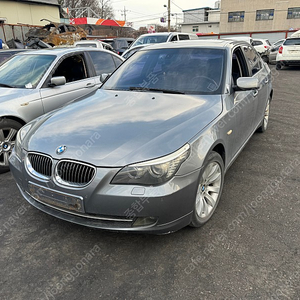 BMW E60 528i 부품차 각개합니다 앞범퍼,뒷범퍼,휀다,본네트,그릴,문짝,휠,후미등,엔진미션부품,ABS,ECU,TCU,사이드미러,데후,시트,트렁크,헤드라이트,네비,led