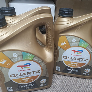 토탈쿼츠 9000 퓨처 5W20 4L / 총 3통(12L) 있습니다.