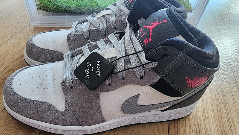 나이키 조던 1 미드 그레이 하이퍼핑크 여성 운동화 225사이즈--2