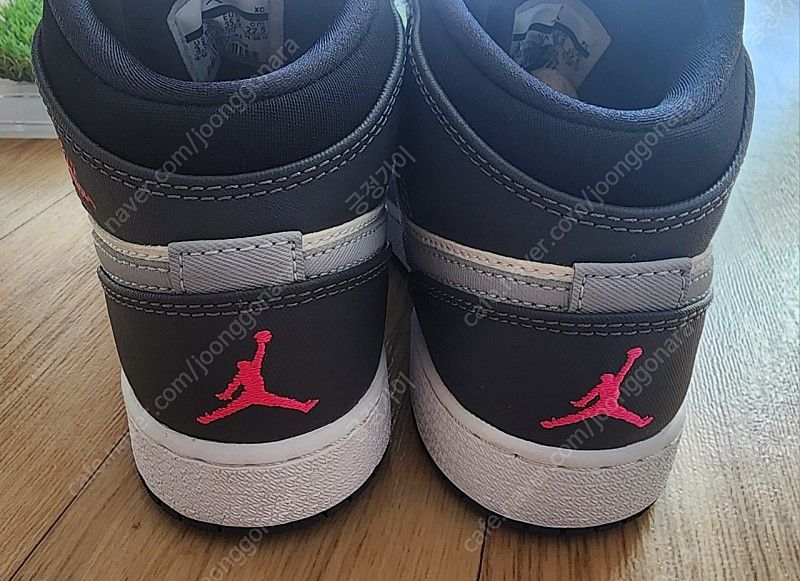 나이키 조던 1 미드 그레이 하이퍼핑크 여성 운동화 225사이즈--5