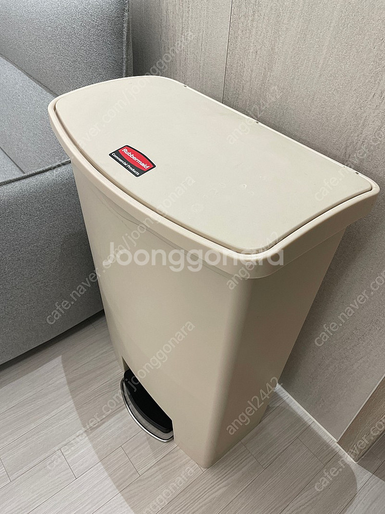 러버메이드 페달 쓰레기통 90리터 팝니다--1