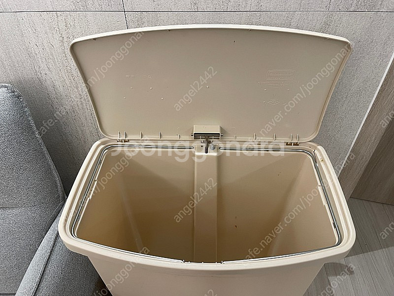 러버메이드 페달 쓰레기통 90리터 팝니다--3