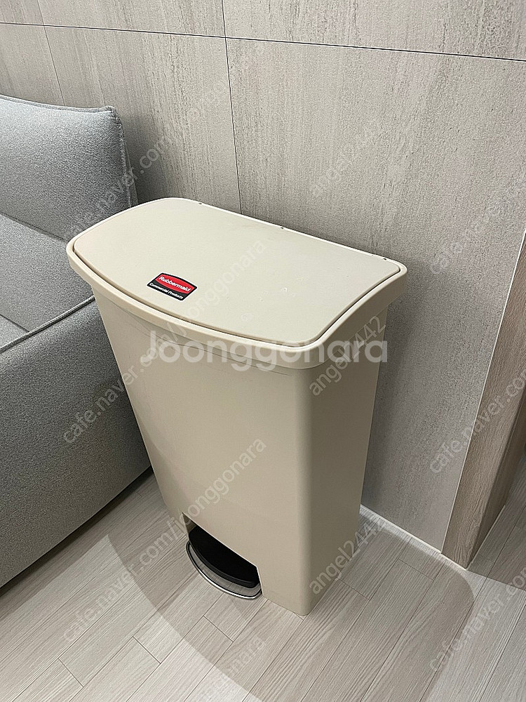 러버메이드 페달 쓰레기통 90리터 팝니다--4