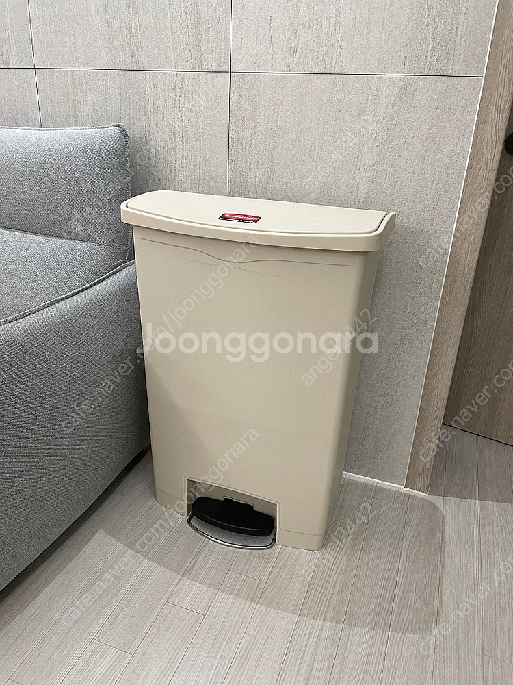 러버메이드 페달 쓰레기통 90리터 팝니다--5