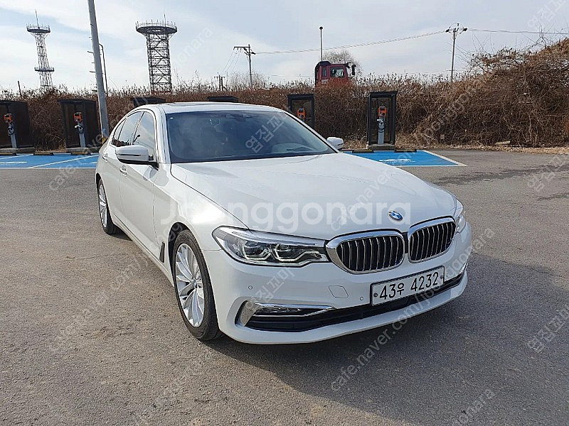 BMW G30 520d 2륜 흰색 브라운모카시트--0