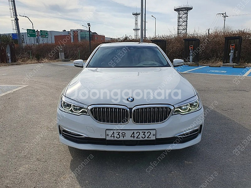 BMW G30 520d 2륜 흰색 브라운모카시트--1