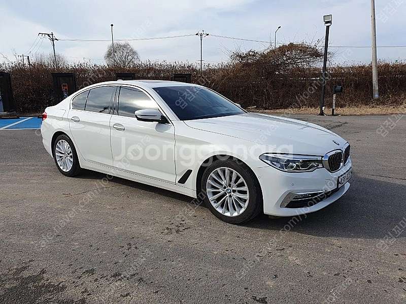 BMW G30 520d 2륜 흰색 브라운모카시트--2
