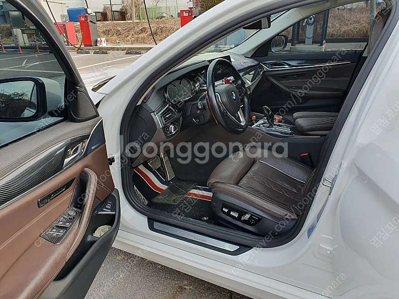 BMW G30 520d 2륜 흰색 브라운모카시트--8