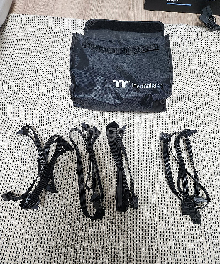 써멀테이크 1050w 플래티넘 풀모듈러--3