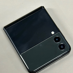 갤럭시 Z플립3 블랙색상 256기가 22년 1월개통 무잔상 주름없는폰 24만에판매합니다