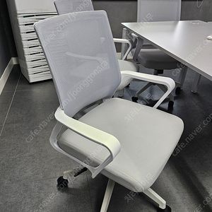 사무실 정리하며 거의 사용 안한 의자 판매합니다.