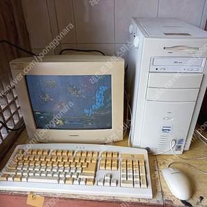 삼보 컴퓨터 와 CRT 모니터 기계식 키보드 볼 마우스 고전PC 고전 컴퓨터 옛날 컴퓨터 486컴퓨터 586컴퓨터 고전 게임 옛날 게임