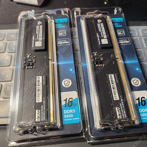 에센코어 KLEVV 16G PC5-44800 CL46 DDR5 5600MHz  2개로 총 32gb 팝니다.