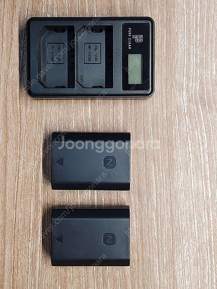 소니 FZ100 배터리 2개 및 충전기 팝니다--0