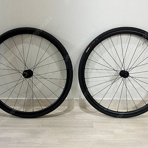 자전거 휠 + 타이어 (디티스위스 R470 + 스페셜라이즈드 타이어 26c)