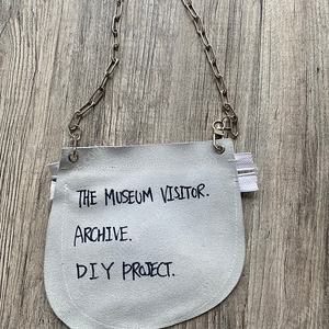 더뮤지엄비지터 the museum visitor Applique Pouch (Silver)