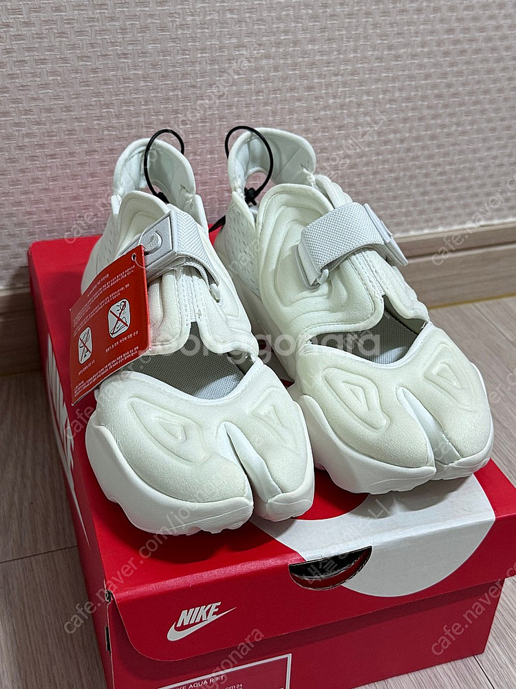 나이키 아쿠아리프트 화이트 240--0