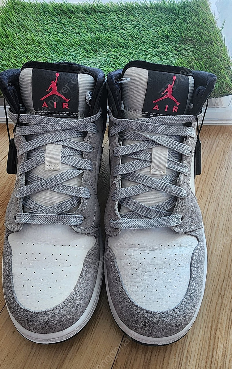 나이키 조던 1 미드 그레이 하이퍼핑크 여성 운동화 225사이즈--1