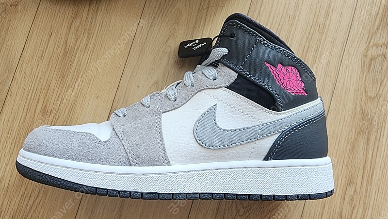 나이키 조던 1 미드 그레이 하이퍼핑크 여성 운동화 225사이즈--3