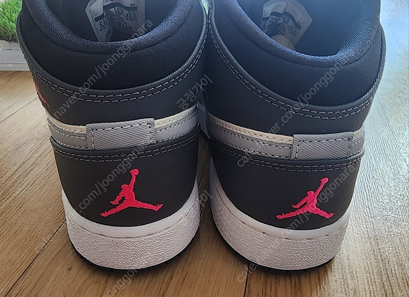 나이키 조던 1 미드 그레이 하이퍼핑크 여성 운동화 225사이즈--5