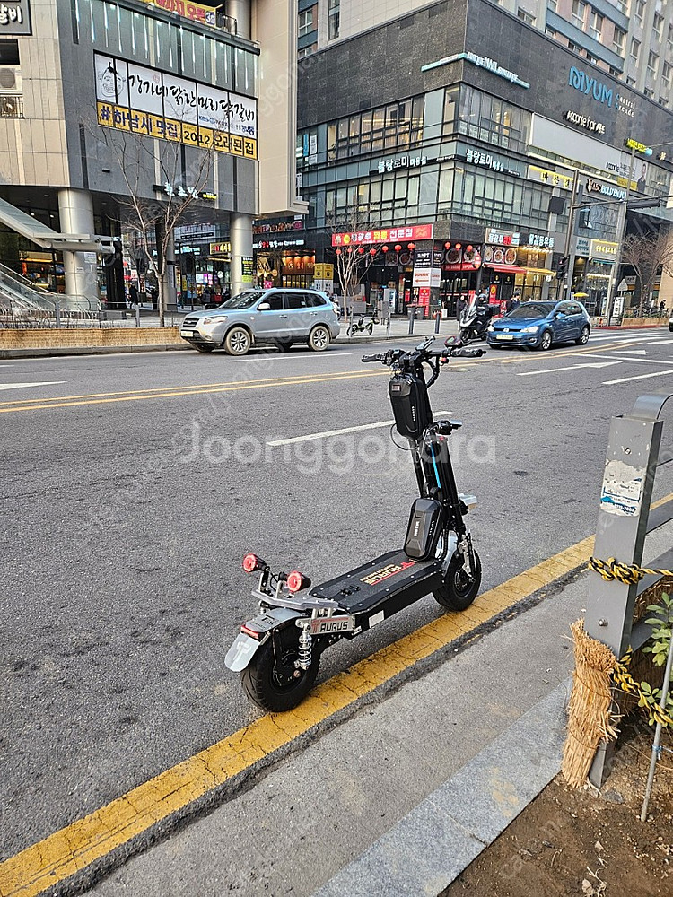 22년식 타우러스 슈퍼살롱 전동킥보드 판매합니다--3