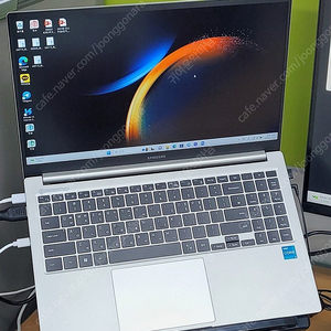 갤럭시 북3 (39.6cm) i3/256GB 2달된거 55만원에 팝니다.