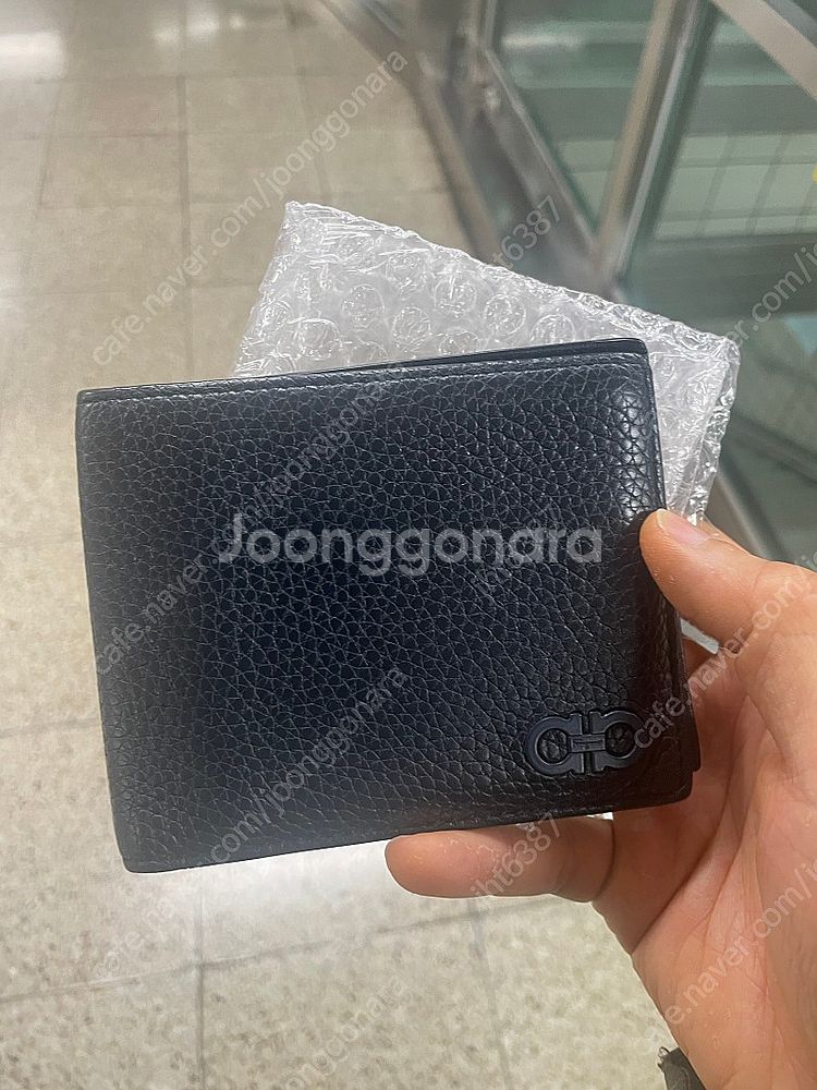 [팝니다] 페라가모 남성 지갑 새 것--0