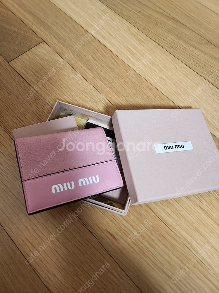 정품 미우미우 딸기우유색 반지갑--0