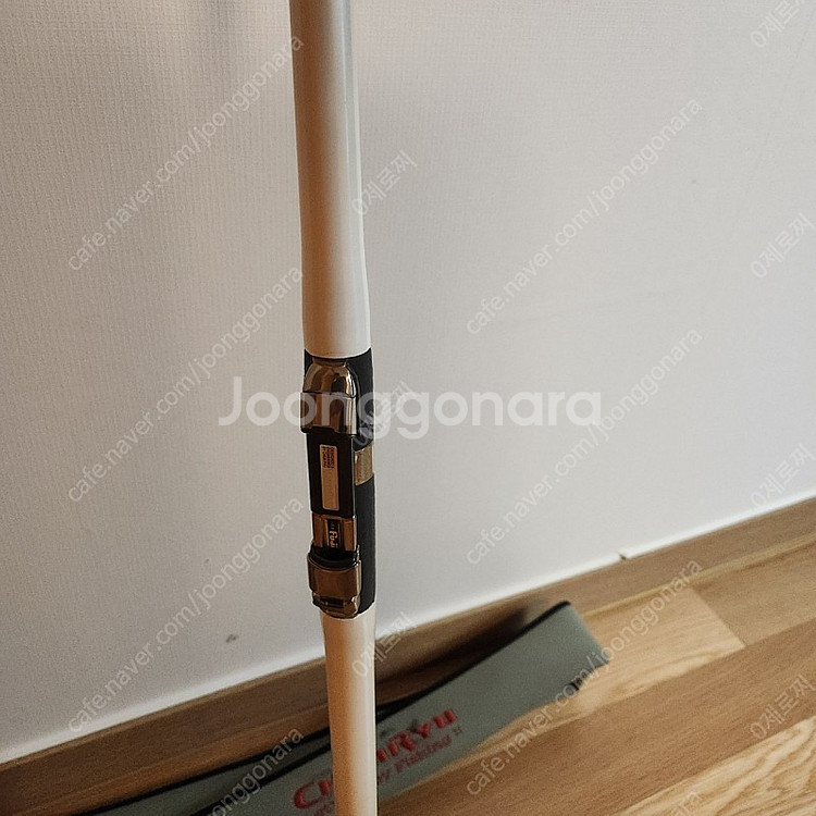천류 신천웅 골드 T 530 갯바위 찌낚시대 팝니다.--2